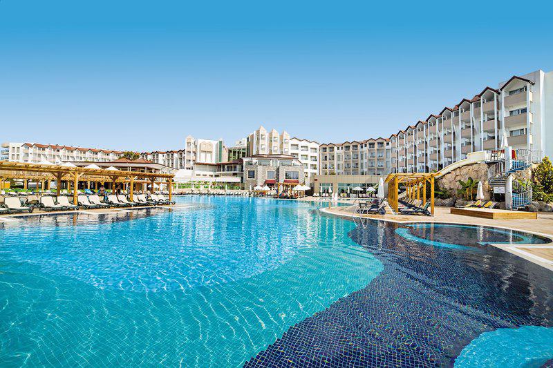 arcanus hotels sorgun in turkije bij de zwembaden van het hotel waar je heerlijk kunt genieten van de zon op een prachtige dag