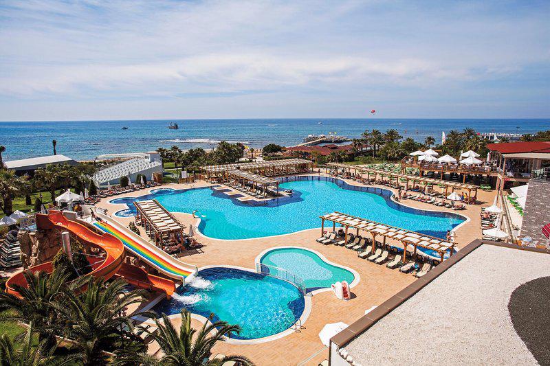 arcanus hotels sorgun in turkije, met prachtig uitzicht over de oceaan en het zwembad met glijbanen